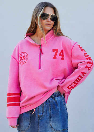 Hammill & Co Vintage wash is the feature of this sweat, soft, sun-fade tones in soft pink with highlight red print colours. Our newest best selling 1/2 zip style, which is slouchy, wider, long drop sleeves and relaxed waistband.